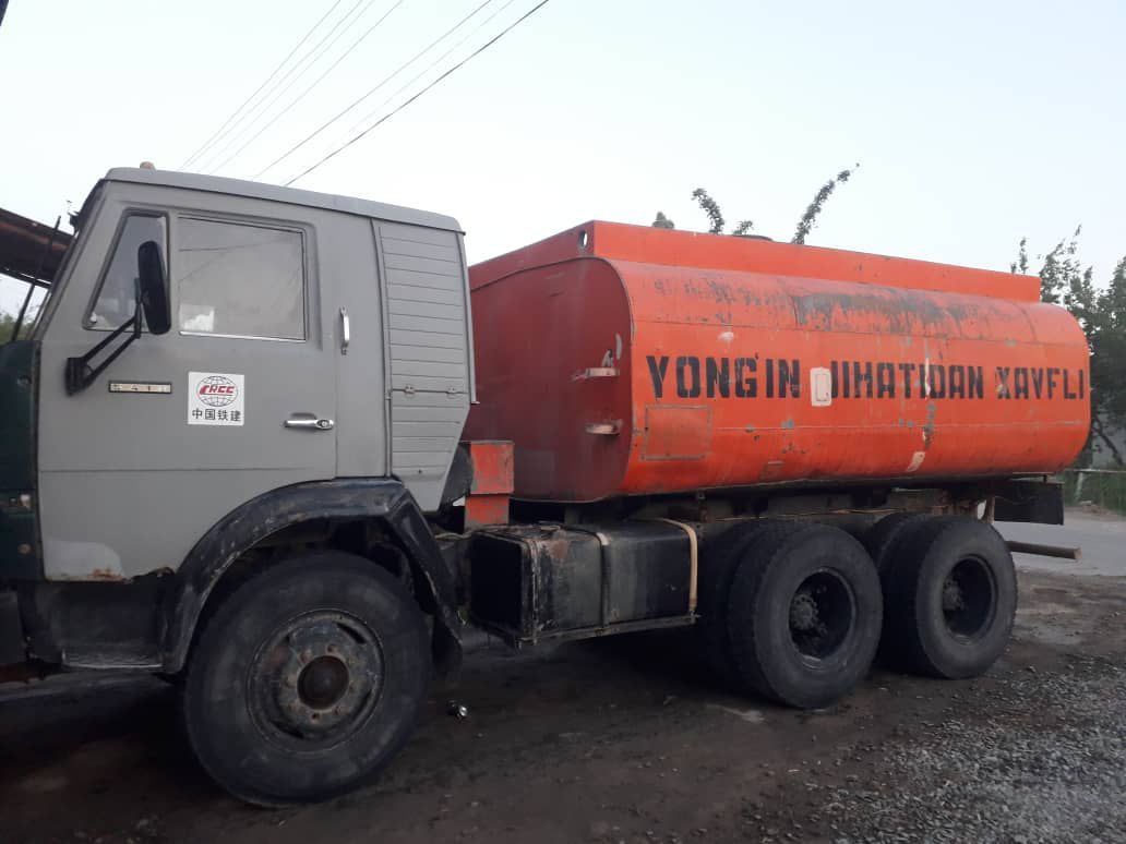 Kamaz benzavoz, yomkis 12ming litr, moshina yurib turibdi.