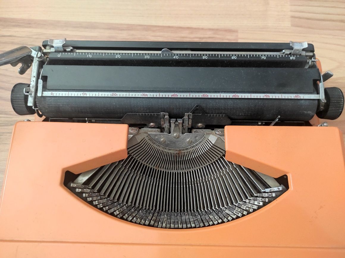 Mașină de scris silver reed