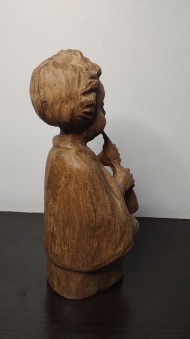 Изключително красива, дървена статуетка, фигура от дърво на момче.