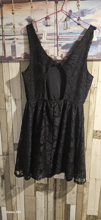 Дантелена рокля . .