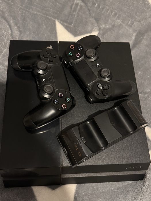 PS4 500Gb cu 2 manete