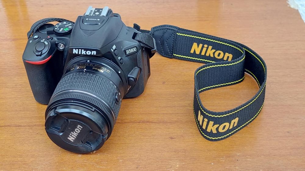 Фотоапарат Nikon D5600 с китов обектив, батерия и карта памет