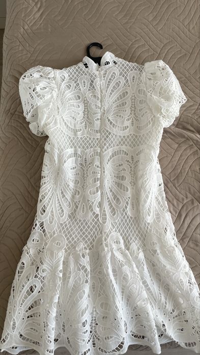 Бяла дантелена рокля