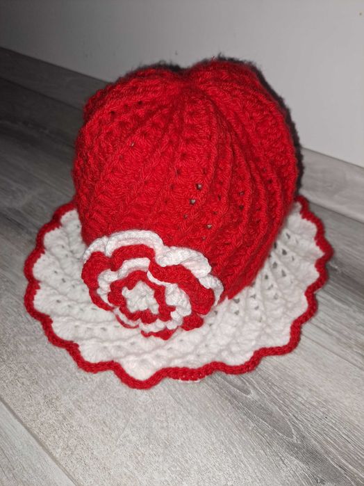 Ръчно плетена шапка двуцветна модел мартеница федора с голямо цвете