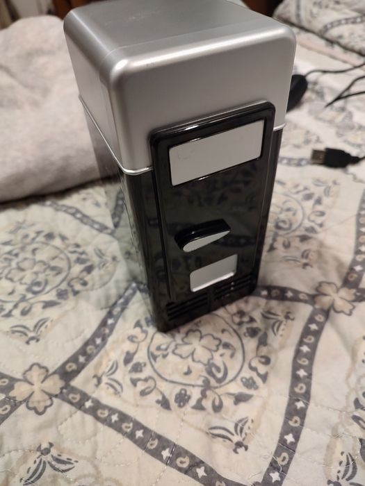 Mini frigider pe USB pentru doze