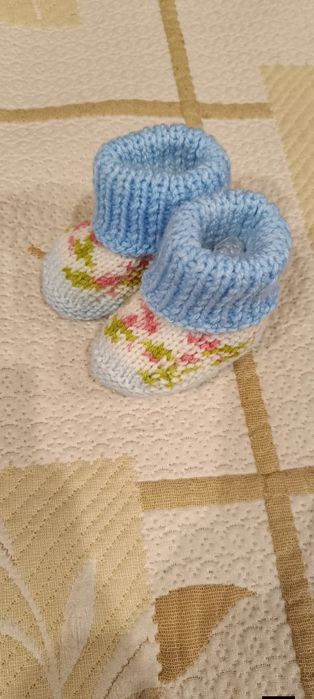 Бебешки терлички ръчно плетиво