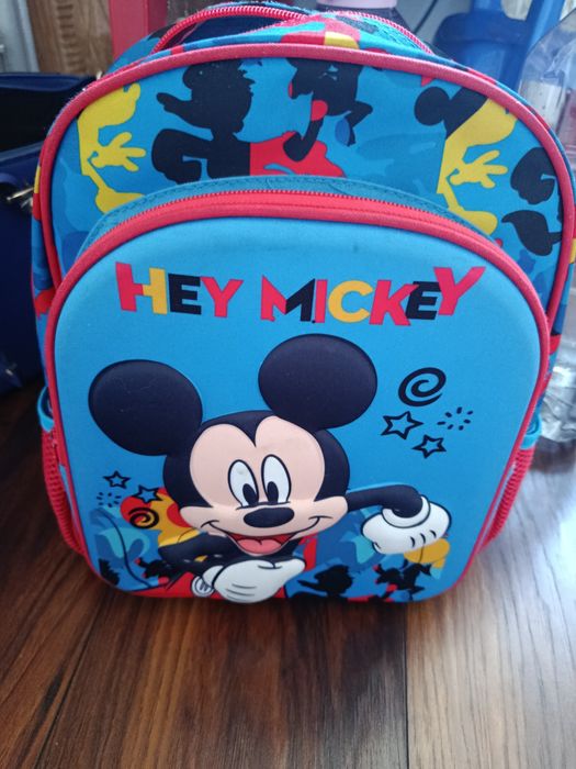 Vând ghiozdan nou 3D