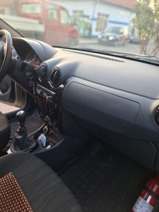 Vând Dacia Duster 2011