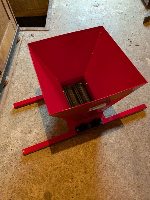 Vând zdrobitoare de struguri noua