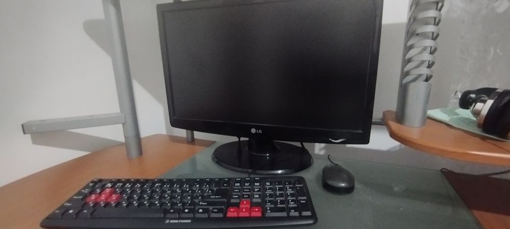 Компьютерный блок Windows 7 . Монитор, клавиатура, мышь (рабочее)