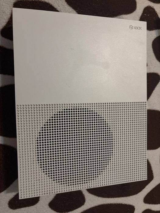 Xbox One S 1TB + 2 controllere + FIFA 22 + FIFA 23