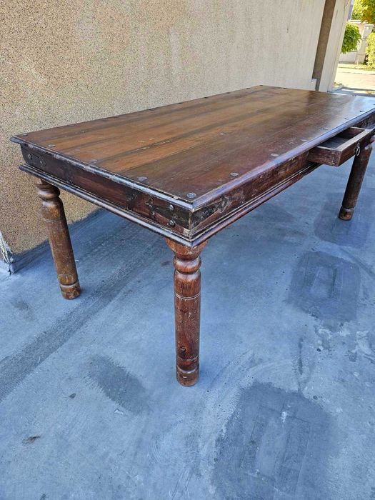 Масивен дъбов шкаф с дърворезба