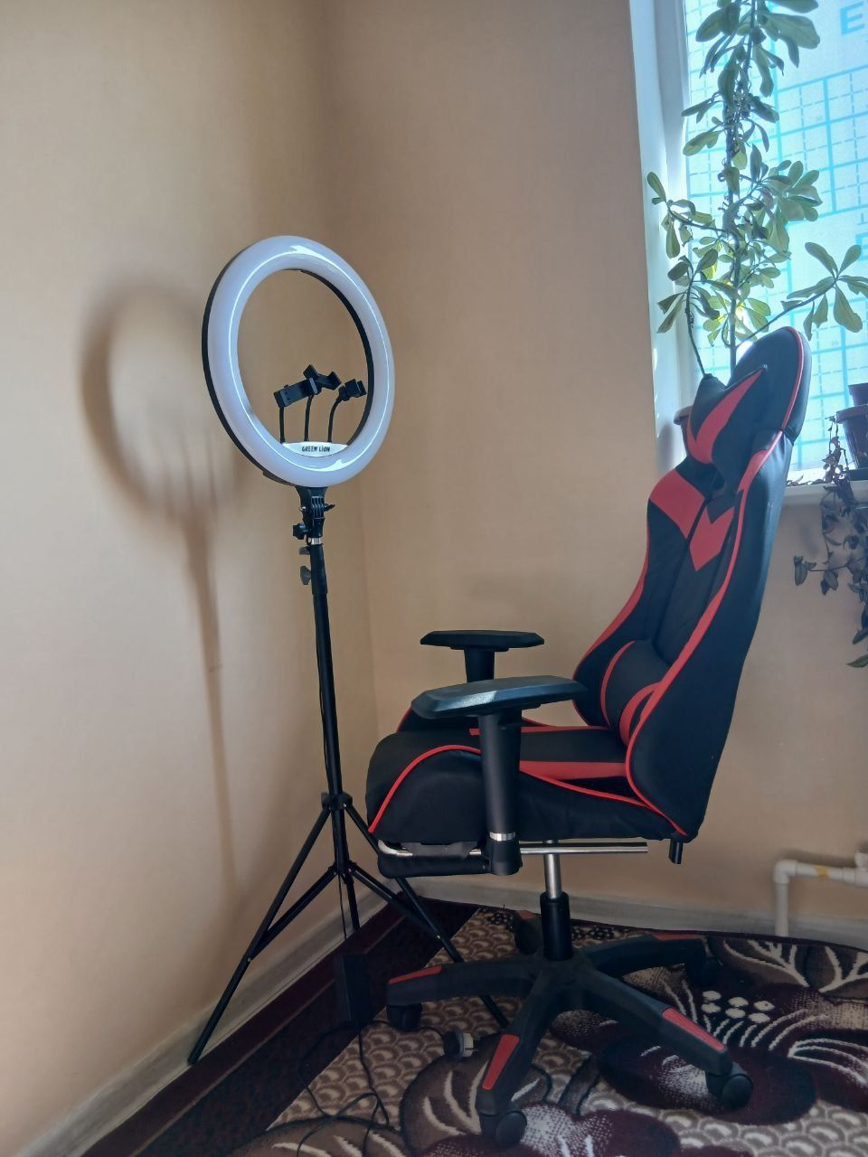 Ofis uchun qulay oʻrindiq va  blogerlar uchun lampa