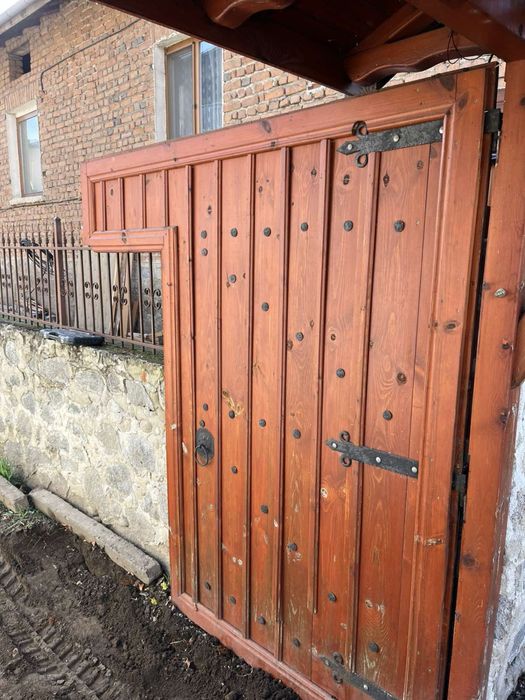 Дървена порта с покрив ръчна изработка