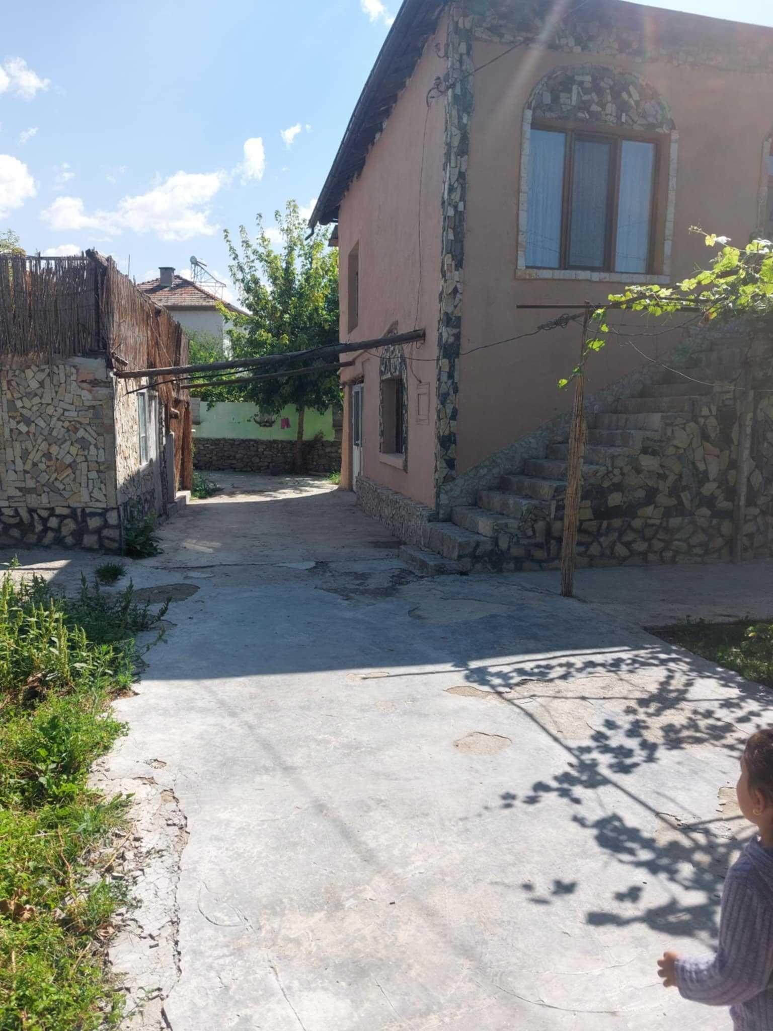 Продавам къща в село гърмен на 2 етажа за повече инвормация на тел.