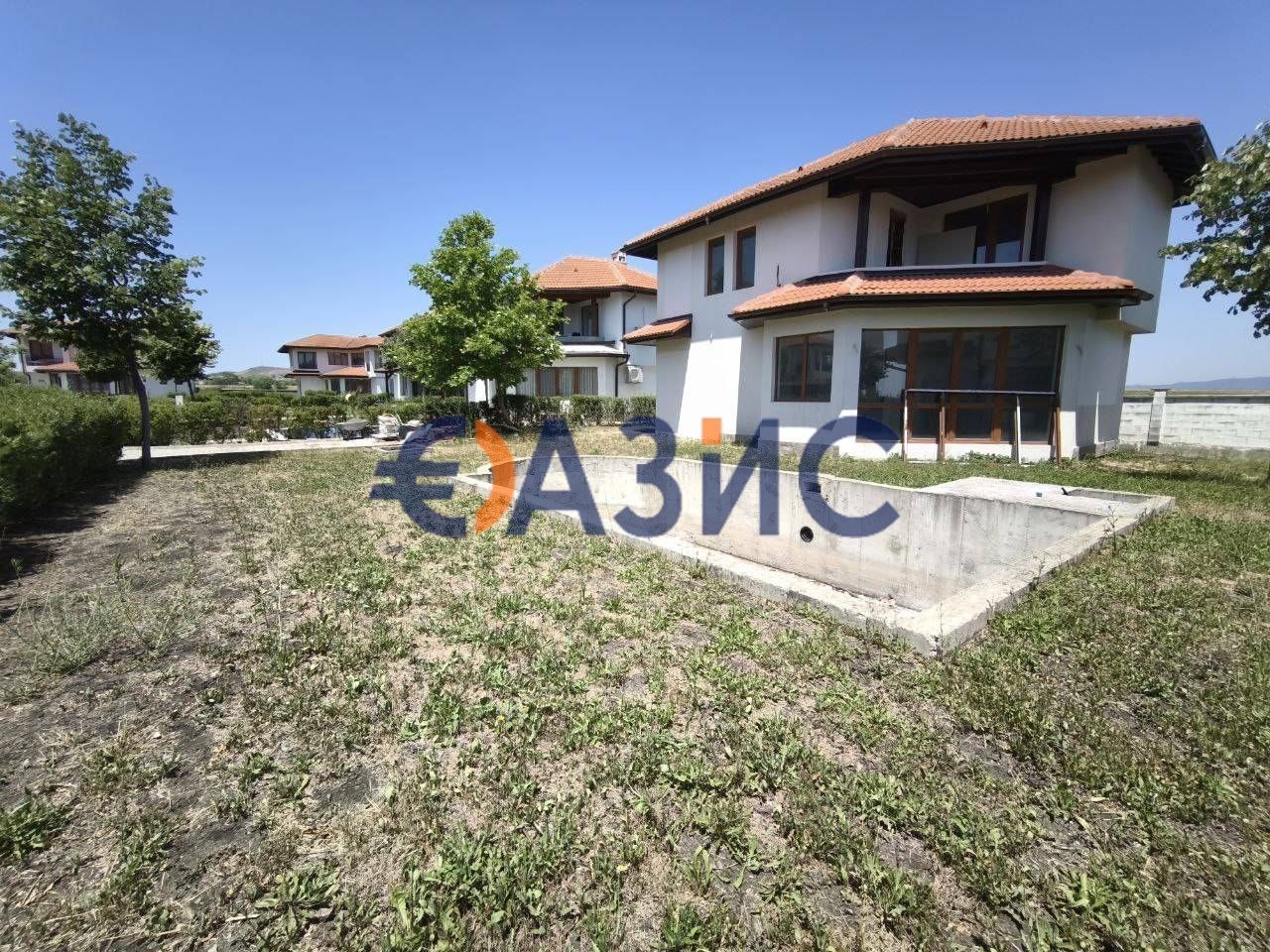 Къща с 2 спални в комплекс Флорал Медоус, 146 кв.м. + 300 кв.м. двор,