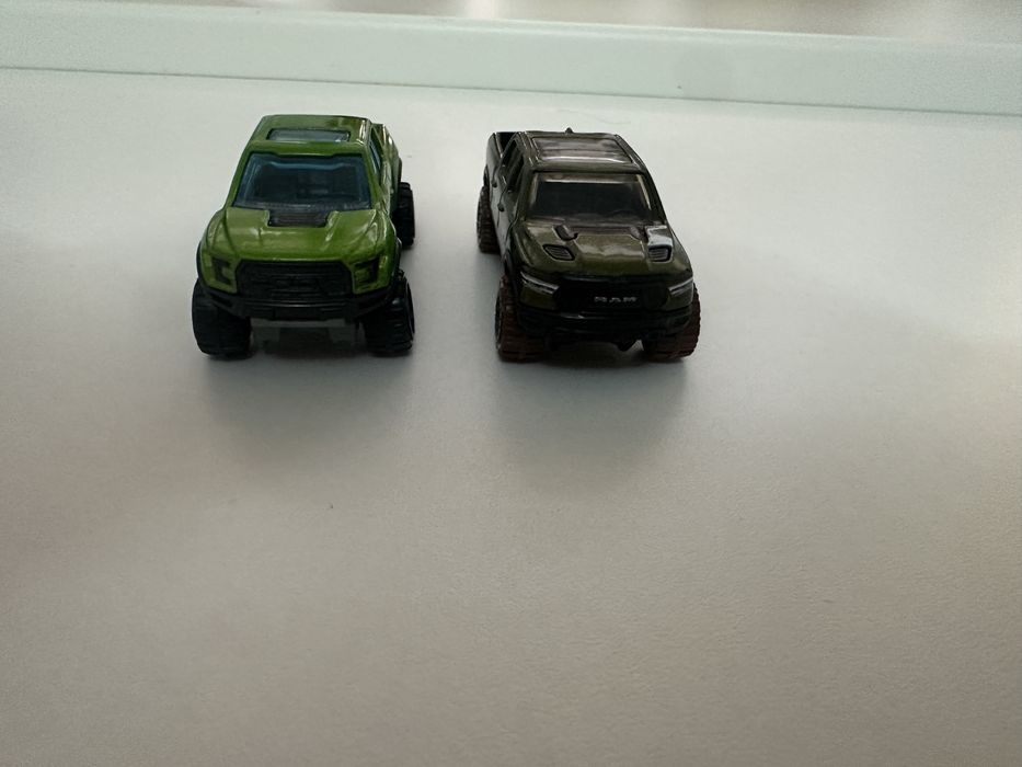 Продам hot wheels Ford raptor и Ram trx в идеальном состояний