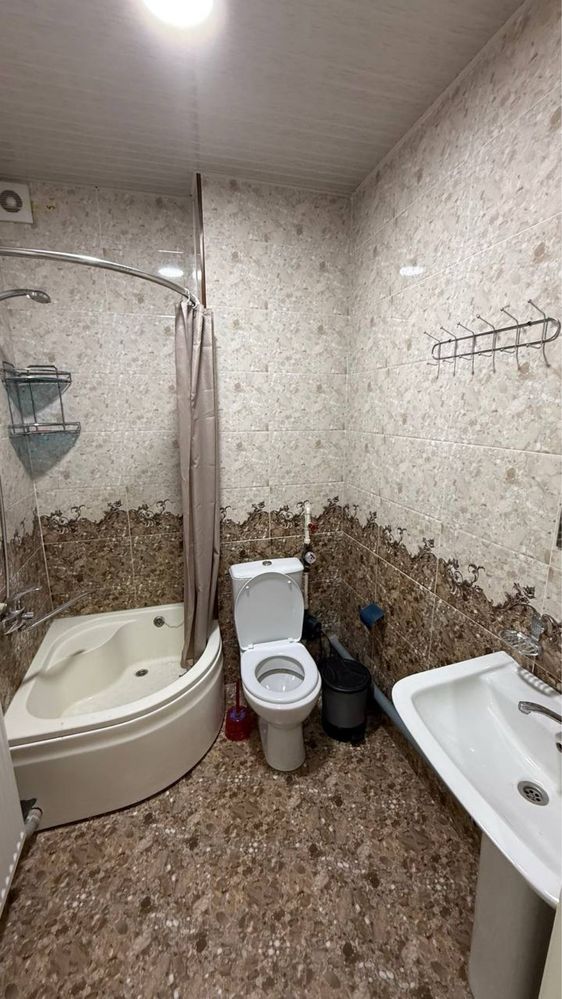 1 хонали квартира 1-қаватда янги ғиштли дом 42кв.м² Ор: 5-микрораён.