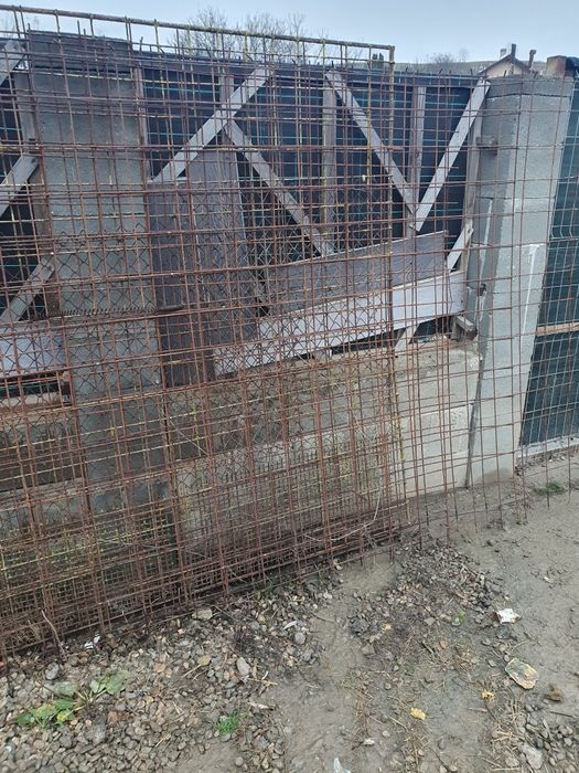 Vând scândură și fier pentru construcții