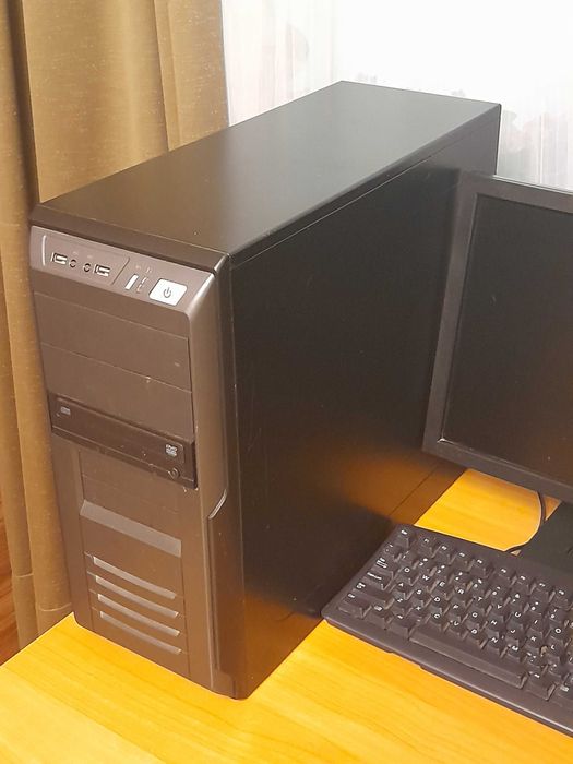 Vand calculator PC+monitor+tastatura+boxe