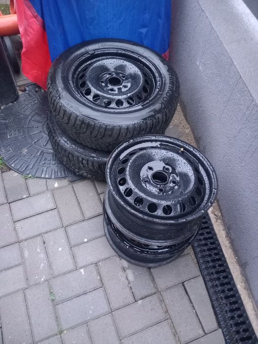 Vând 2 cauciucuri pereche 185/65/15 iarna