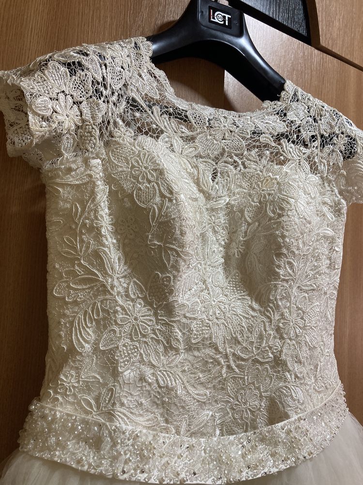 Rochie de mireasa și costum de mire