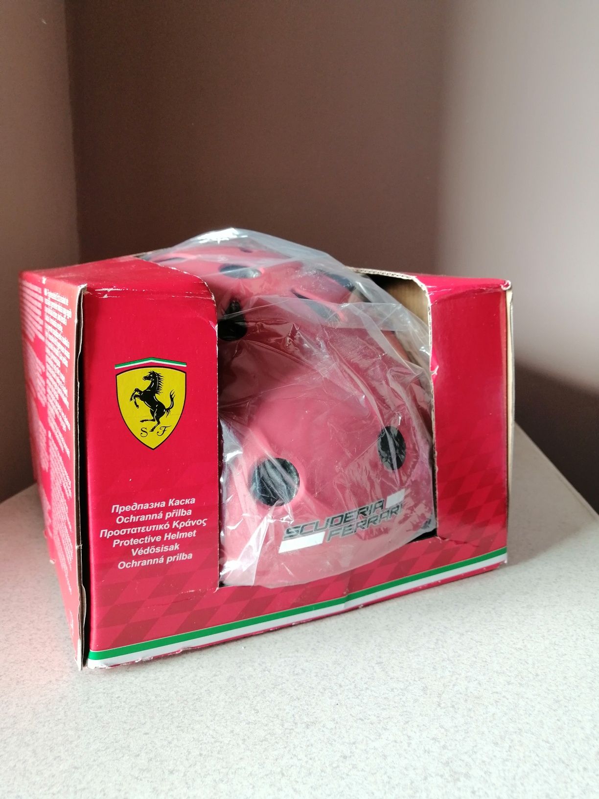 Червена каска FERRARI