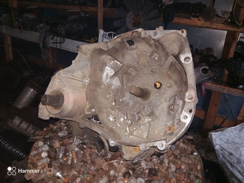 Продавам ръчна скоростна кутия за Рено clio 2 1,2 бензи