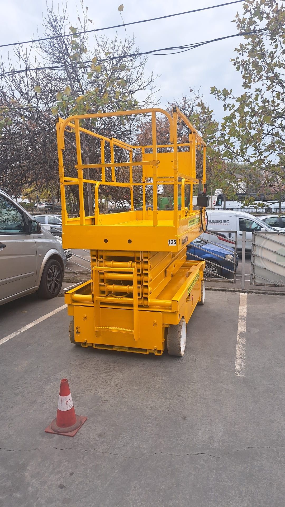 Vand Compact 12 nacela electrica tip foarfeca de 12 m
Haulot