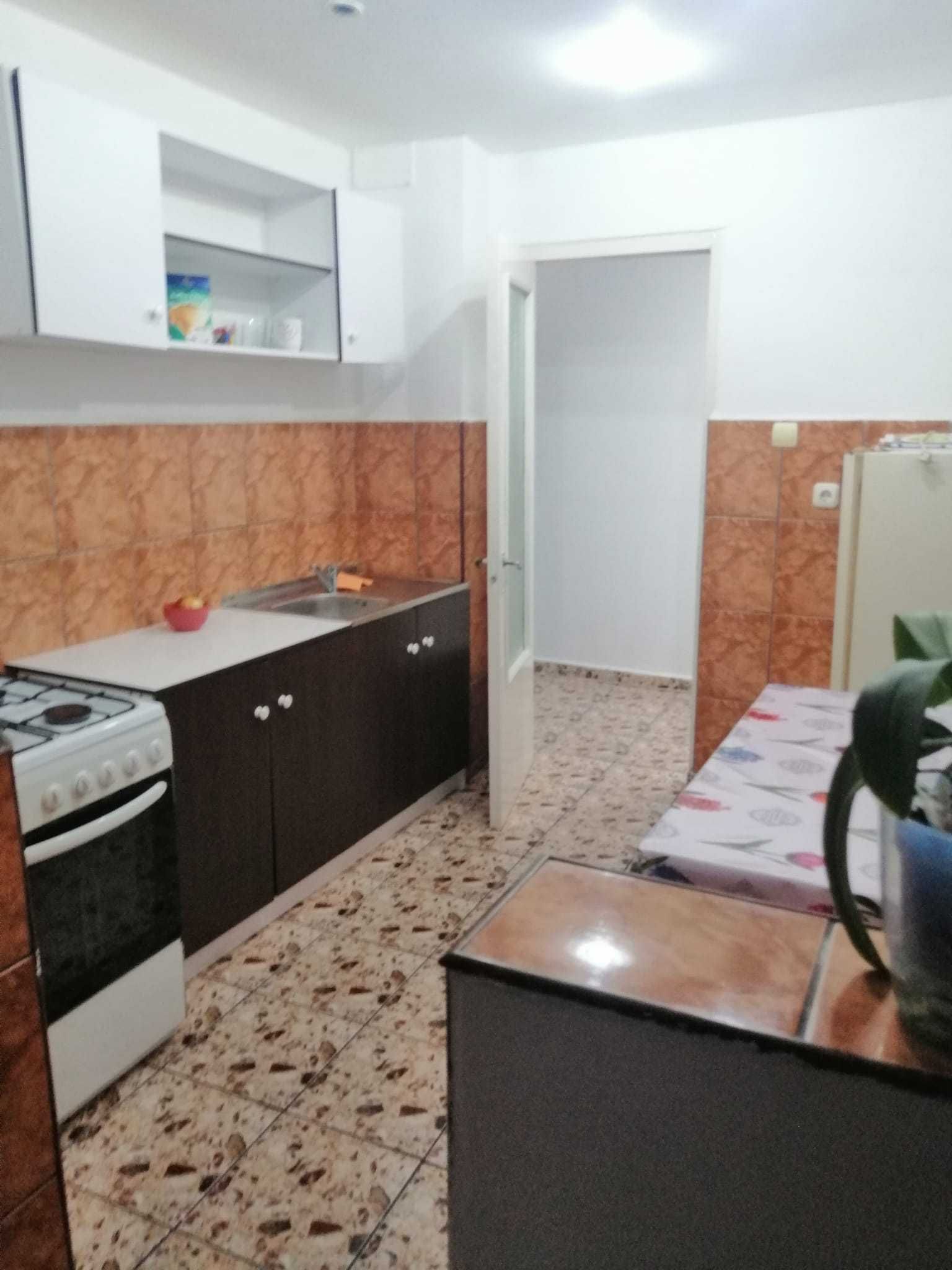 Persoana fizica închiriez apartament 2 cam., confort 1.