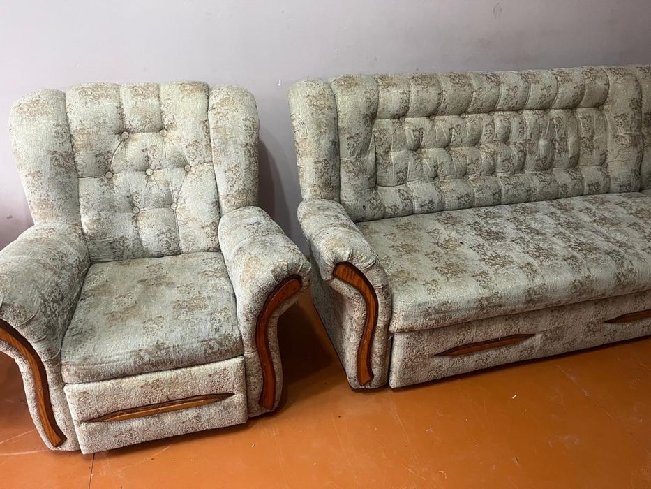 Продам угловой диван с креслом