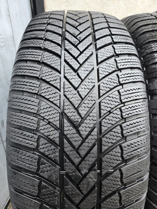 Vând două anvelope de iarna Bridgestone 255 55 20 dot 2822