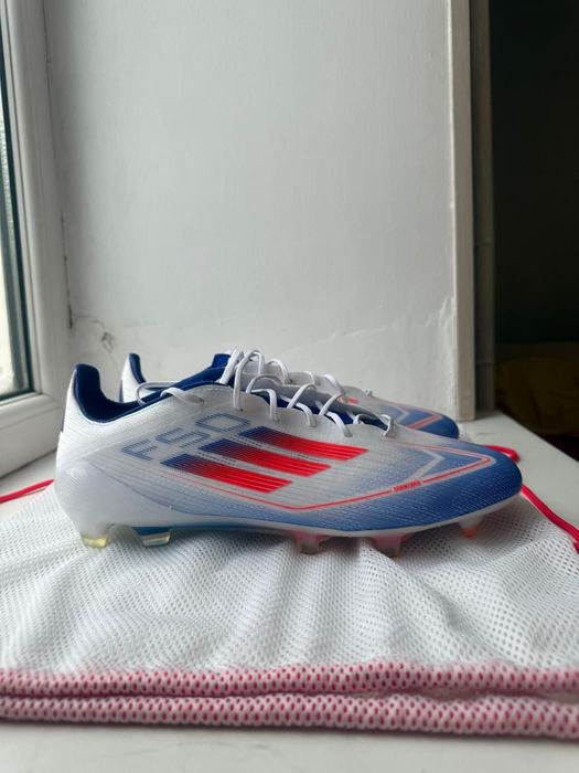 Мужская спортивная обувь для футбола.