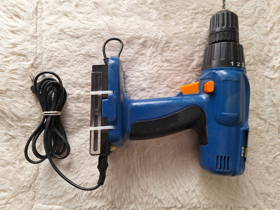 Bormasina de gaurit si insurubat, alimentare 220 v, priza USB