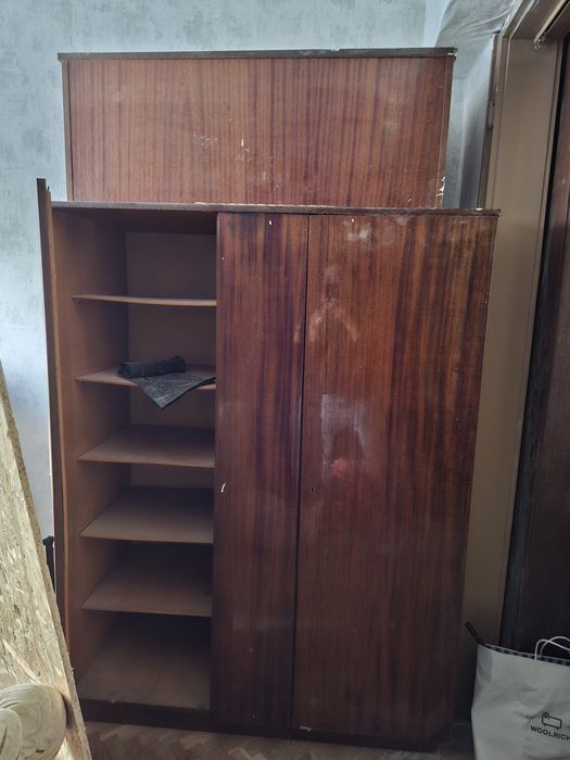 Дървен гардероб и скрин