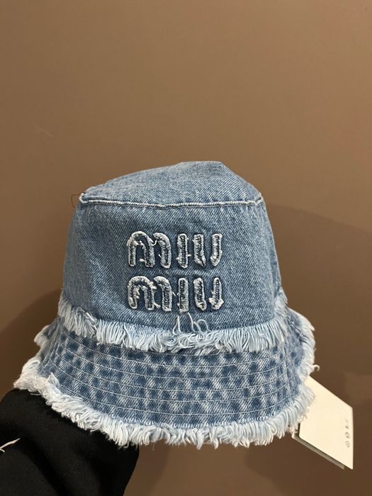 Дамски шапки в два цвята