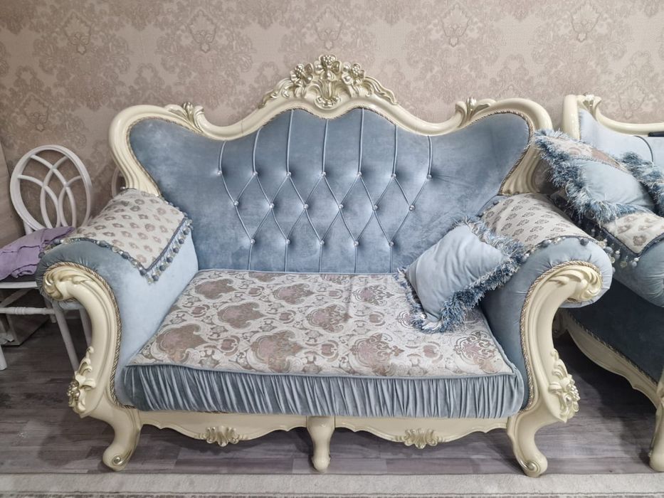 Диван в комплекте