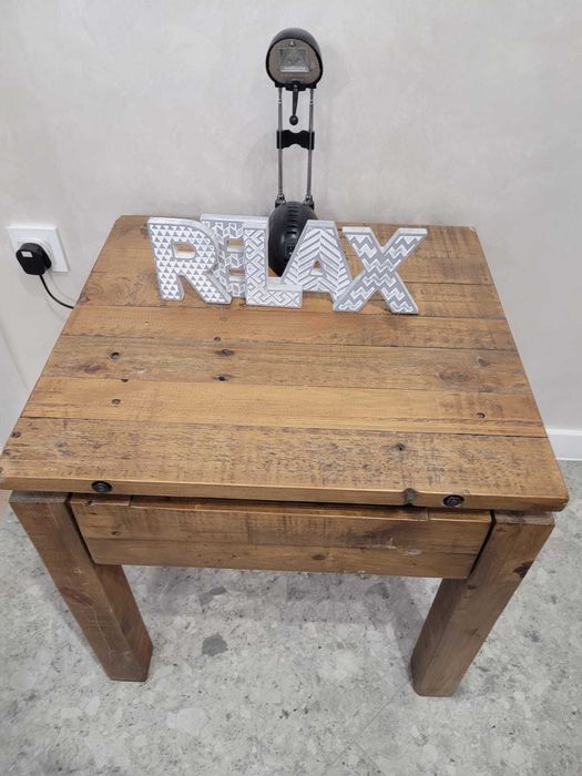 Странична маса от масивно дърво с чекмедже