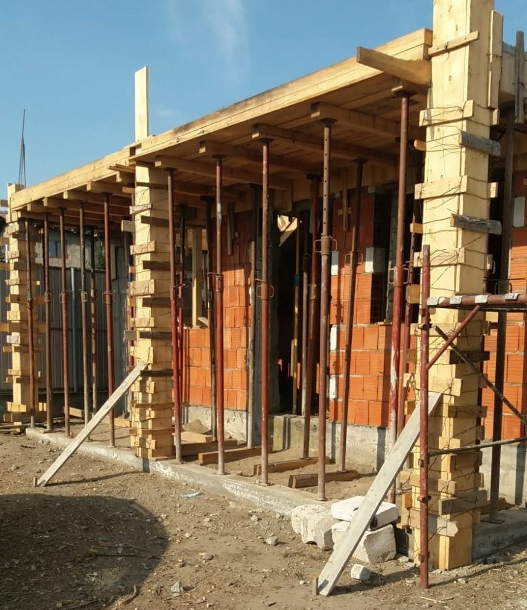 Firma de constructii - executie case la rosu /case la cheie