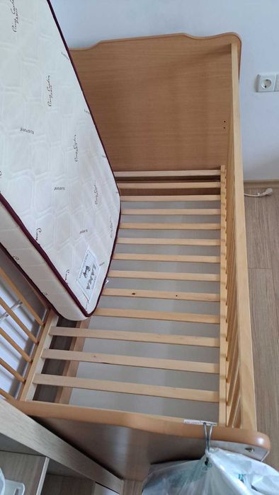 Кошара 70x140 с чекмедже + матрак Pierre Cardin (много запазена)