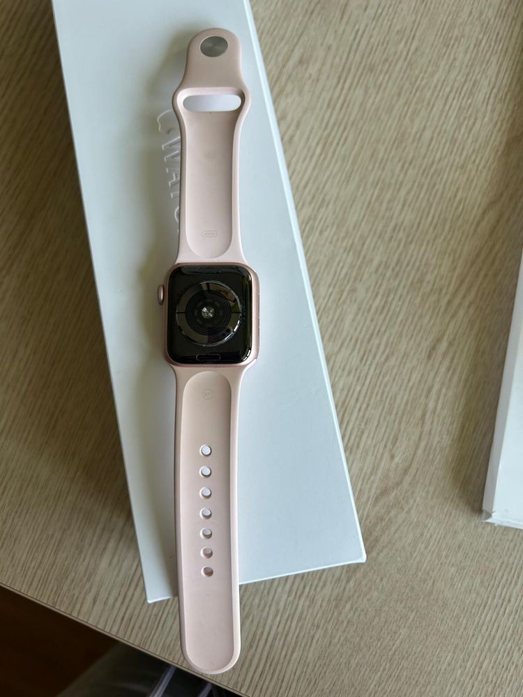 Apple Watch 5, 40mm, Gold + Curea Originală + 3 Curele Cadou