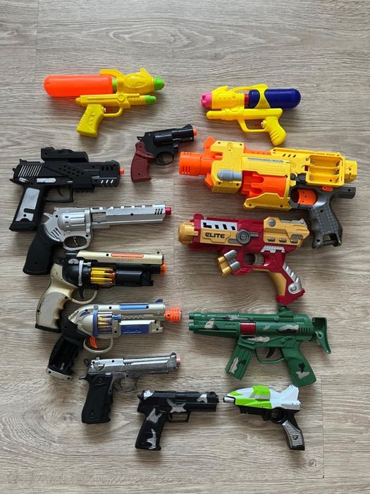 Игрушки пистолеты  оружие