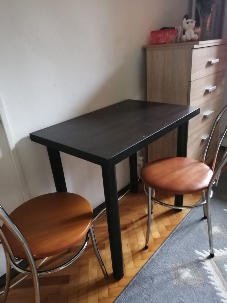 Vand masa cu doua scaune