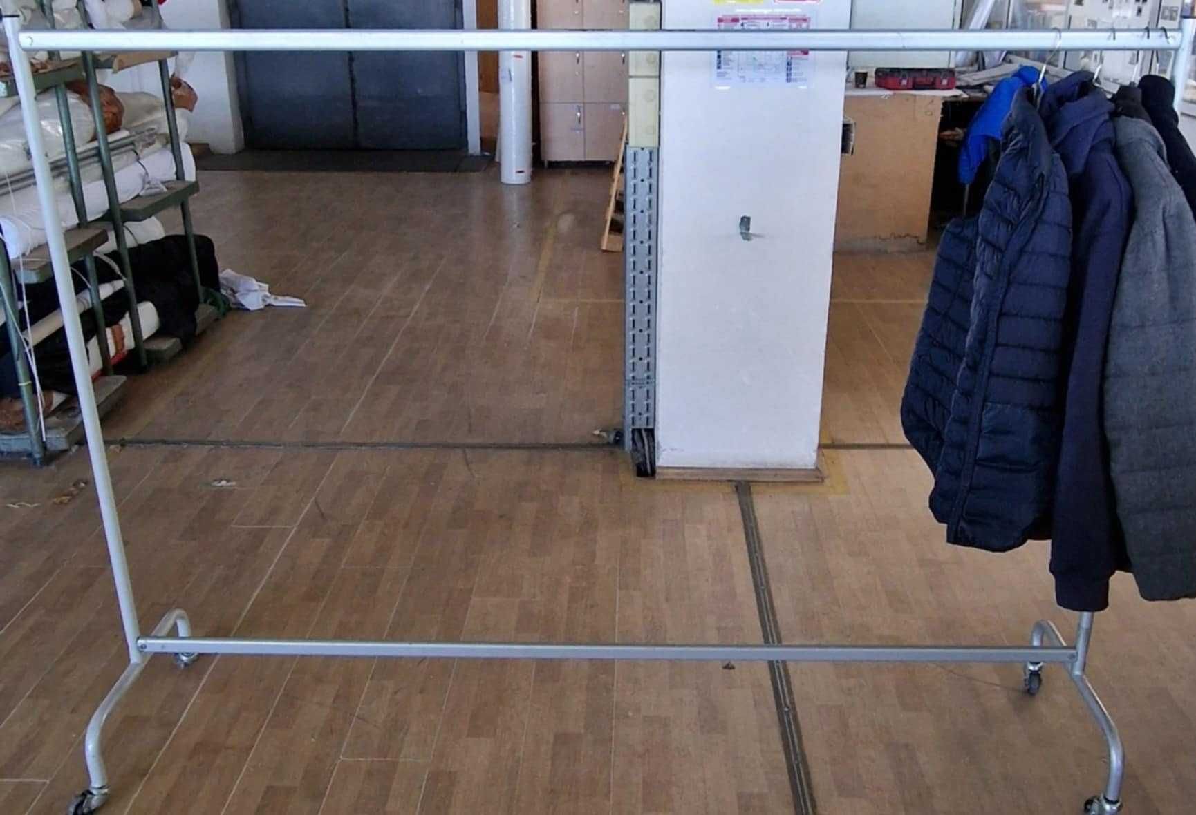Vand suport haine din metal pe 2 dimensiuni perfect pentru un dressing