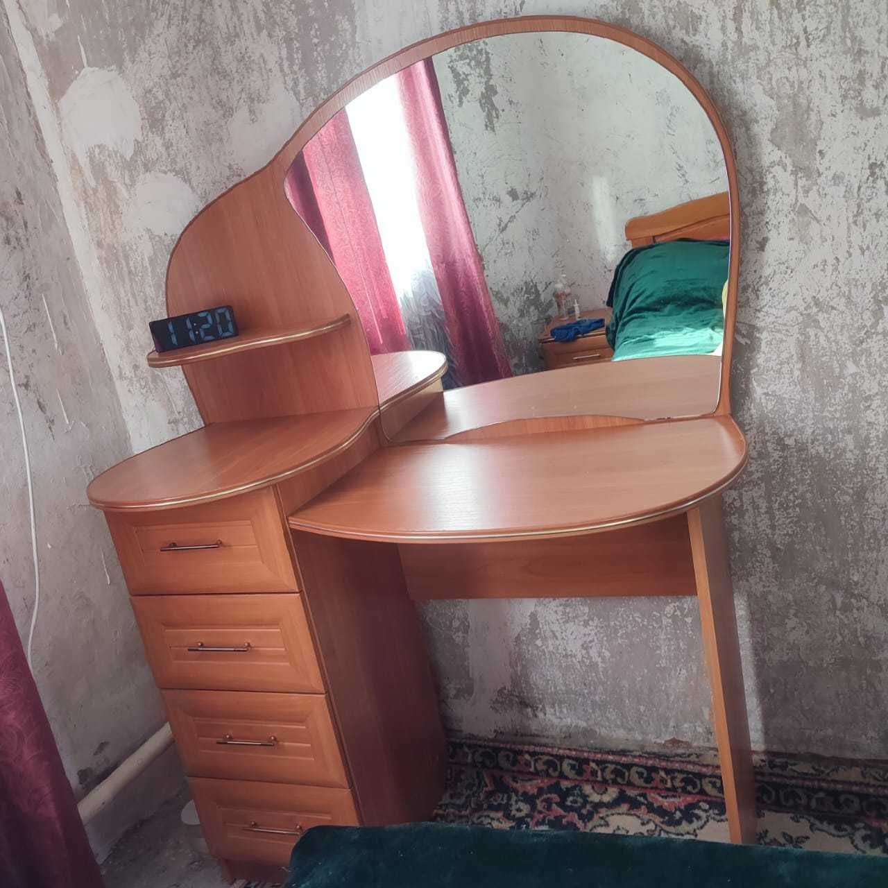 Продам трюмо с зеркалом