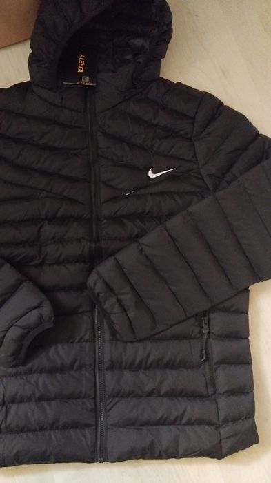 Vand geaca pentru bărbați Nike la doar 120 lei.