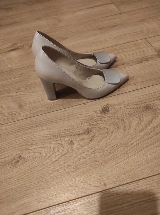 Бежови обувки на висок ток, 34 номер