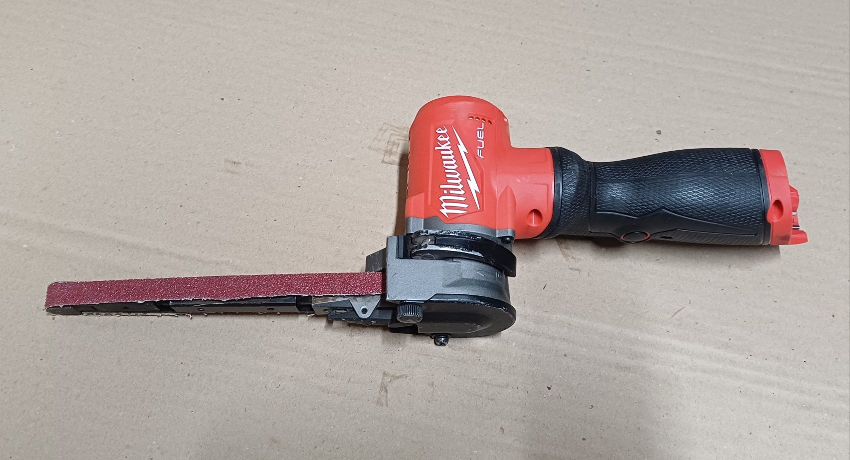 Milwaukee slefuitor m12