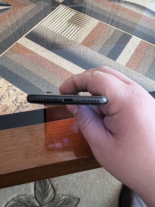 Iphone se2 запазен