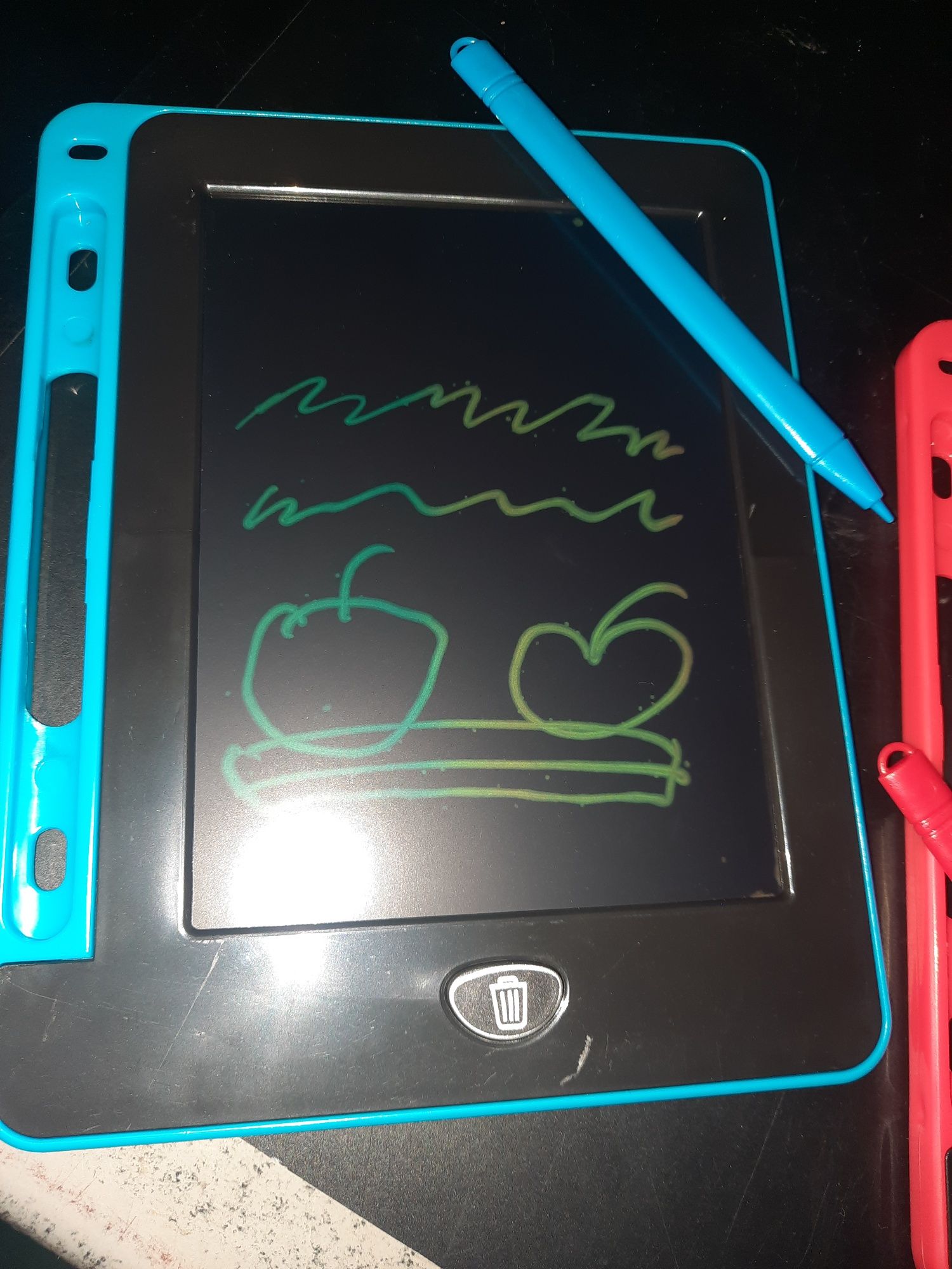 Детский планшет 6.5 формат рисует разными цветами